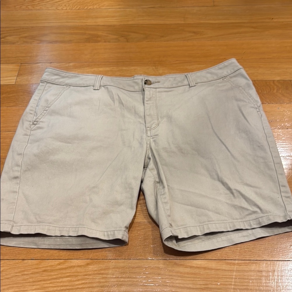a.n.a women’s beige Bermuda shorts size 16 .